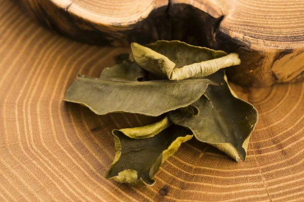 Cassia hojas sobre fondo de madera — Foto de Stock