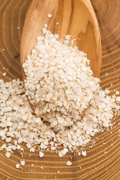 Płatki quinoa na drewnianą łyżką — Zdjęcie stockowe