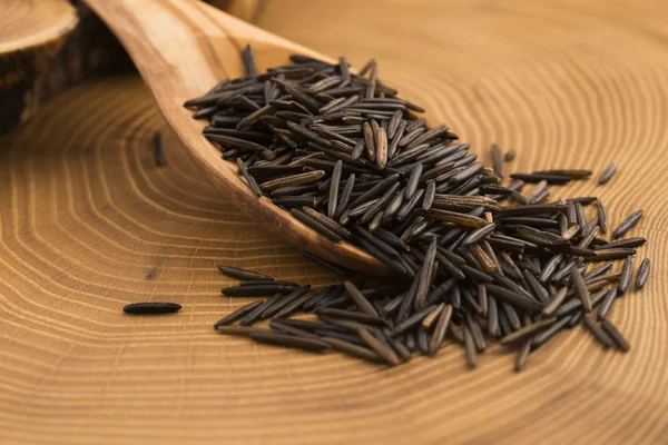 Arroz silvestre en cuchara de madera —  Fotos de Stock