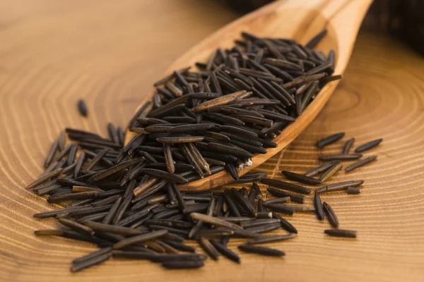 Arroz silvestre en cuchara de madera —  Fotos de Stock