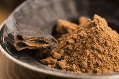 Keçiboynuzu ve keçiboynuzu tozu.