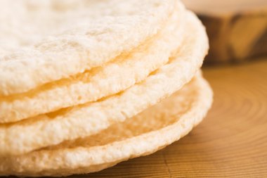 ahşap arka plan üzerinde hafif buğday CF