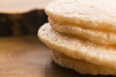 ahşap arka plan üzerinde hafif buğday CF