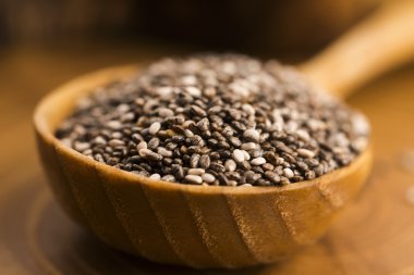 Chia tohum tahta kaşık üzerinde