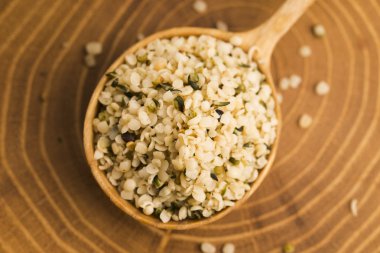 Kenevir tohumu ahşap arka plan üzerinde kabuklu