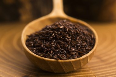 Psyllium tohumlar üzerinde tahta kaşık