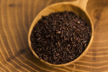 Psyllium tohumlar üzerinde tahta kaşık