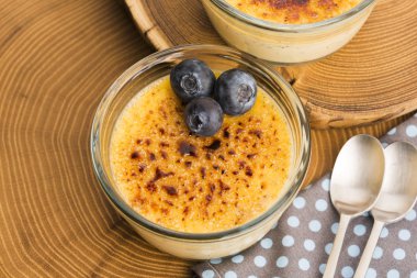 Creme brulee. Fransız caramelised şekerli vanilya krem tatlı
