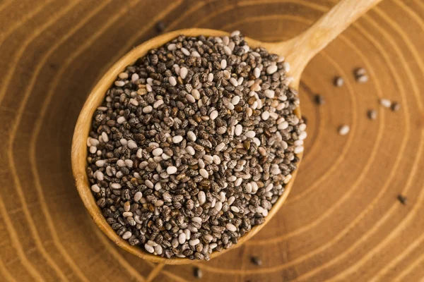 Chia tohum tahta kaşık üzerinde