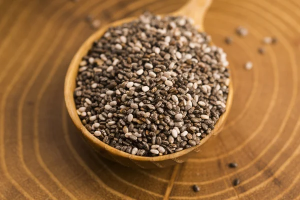 Chia tohum tahta kaşık üzerinde