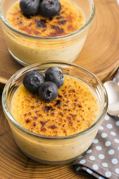 Creme brulee. Fransız caramelised şekerli vanilya krem tatlı