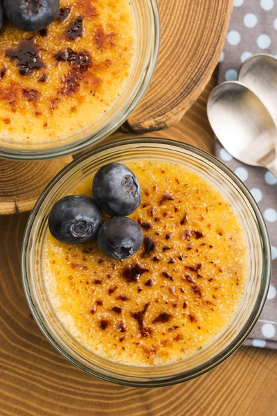 Crema alla brule.French crema alla vaniglia dolce con zucchero caramellato — Foto Stock