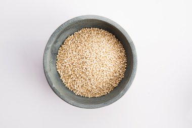Beyaz arka plan üzerinde Quinoa Tahıl