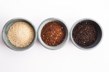 Beyaz arka plan üzerinde Quinoa Tahıl
