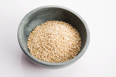 Beyaz arka plan üzerinde Quinoa Tahıl