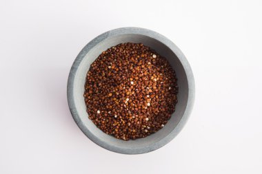 Beyaz arka plan üzerinde Quinoa Tahıl