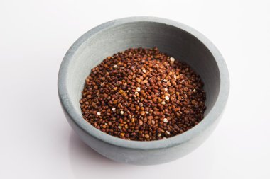 Beyaz arka plan üzerinde Quinoa Tahıl