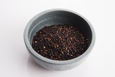 Beyaz arka plan üzerinde Quinoa Tahıl
