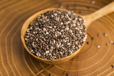 Chia tohum tahta kaşık üzerinde