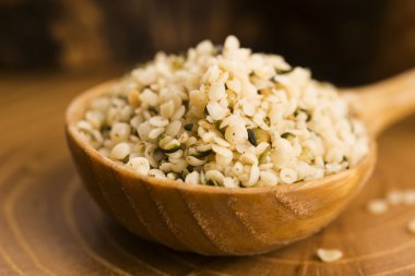 Kenevir tohumu ahşap arka plan üzerinde kabuklu