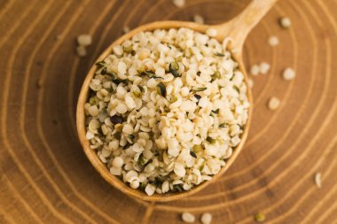 Kenevir tohumu ahşap arka plan üzerinde kabuklu