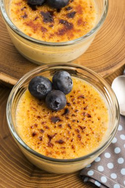 Creme brulee. Fransız caramelised şekerli vanilya krem tatlı