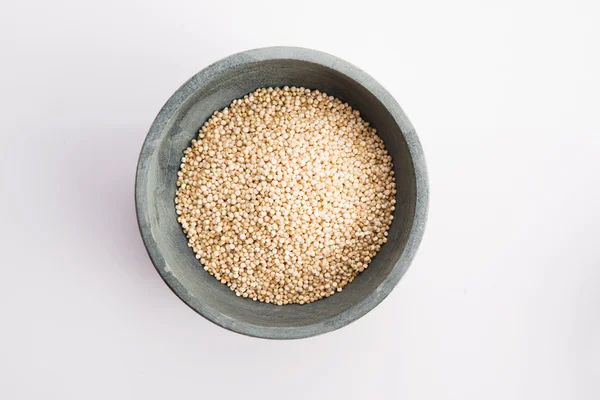 Quinoa graan op witte achtergrond — Stockfoto