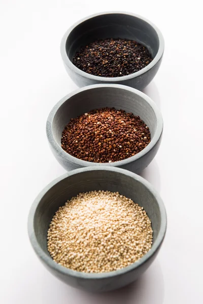 Beyaz arka plan üzerinde Quinoa Tahıl — Stok fotoğraf