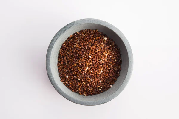 Quinoa grain på vit bakgrund — Stockfoto