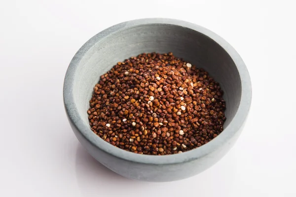 Quinoa zrno na bílém pozadí — Stock fotografie
