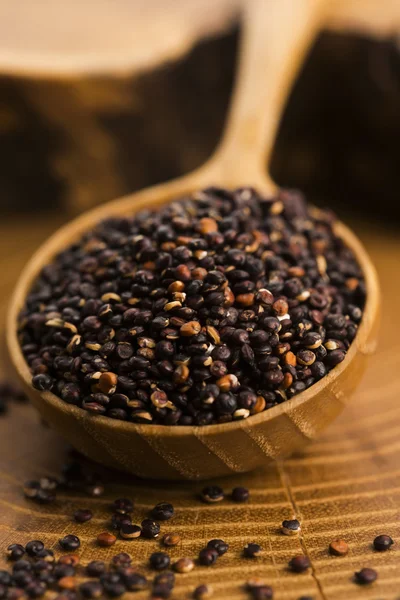 Nasiona czarne quinoa na tle drewniane — Zdjęcie stockowe