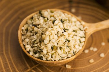 Kenevir tohumu ahşap arka plan üzerinde kabuklu