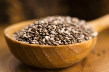 Chia tohum tahta kaşık üzerinde