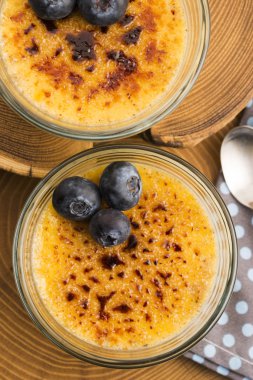 Creme brulee. Fransız caramelised şekerli vanilya krem tatlı