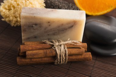 Tarçın ve turuncu ile sabun