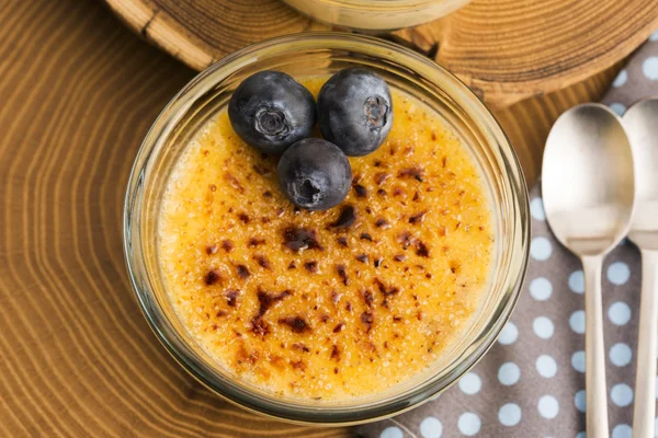 Crema alla brule.French crema alla vaniglia dolce con zucchero caramellato — Foto Stock