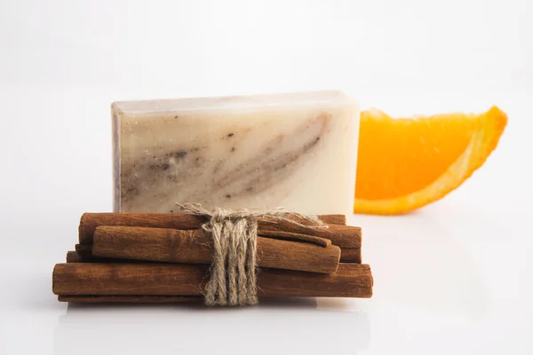 Bar of soap with cinnamon and orange — Stock Photo, Image