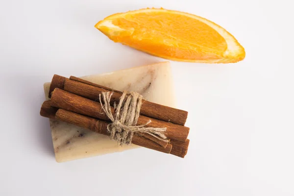 Bar of soap with cinnamon and orange — Stock Photo, Image