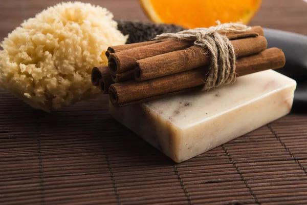 Barra de jabón con canela y naranja —  Fotos de Stock