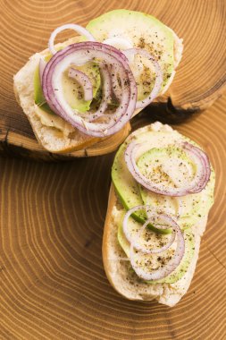 Avokado, kırmızı soğan, tuz ve otlar ile sandviç
