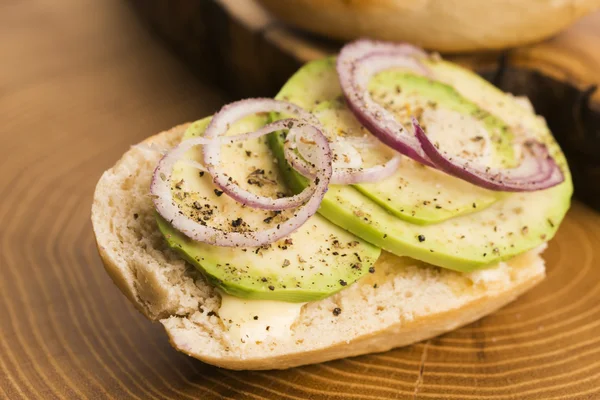 Sandwich mit Avocado, roten Zwiebeln, Salz und Kräutern — Stockfoto