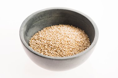 Beyaz arka plan üzerinde Quinoa Tahıl