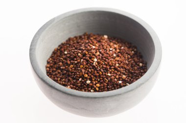 Beyaz arka plan üzerinde Quinoa Tahıl