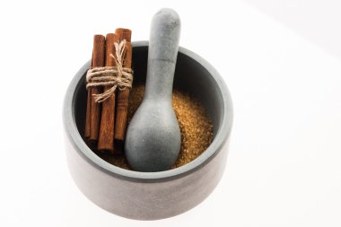 Saf kamışı kahverengi şeker harç ile tarçın sopa