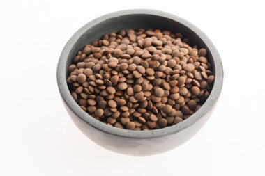 Beyaz arkaplanda izole edilmiş mercimek