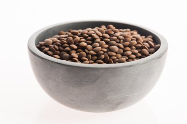 Beyaz arkaplanda izole edilmiş mercimek