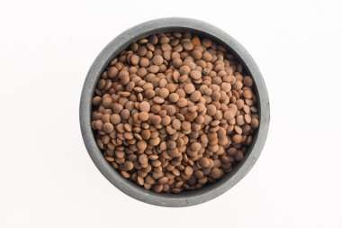 Beyaz arkaplanda izole edilmiş mercimek