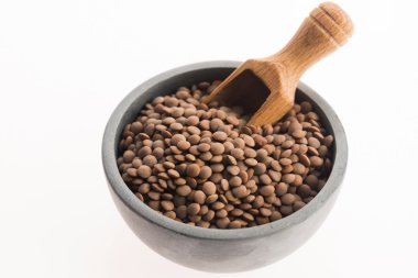 Beyaz arkaplanda izole edilmiş mercimek