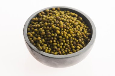 Biberiye esansiyel yağı taze otlar ile