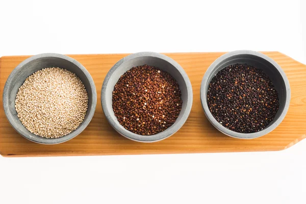 Beyaz arka plan üzerinde Quinoa Tahıl